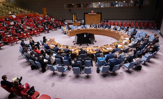 联合国安理会召开会议，讨论恐怖主义行为对国际和平与安全造成的威胁。
